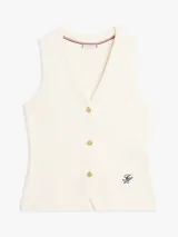 Chaleco slim de punto de puro algodón peinado, color blanco, con cuello en V, cierre frontal de botones dorados y logo bordado en la parte inferior.