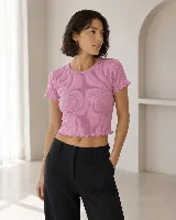Remera de morley de algodón color rosado, con cuello redondo, mangas cortas y terminaciones fruncidas en mangas y ruedo.