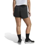 Short deportivo Adidas Pacer High de color negro, con cintura alta elástica ancha, las clásicas tres líneas blancas en los laterales y el logo de la marca estampado en blanco en la pierna.