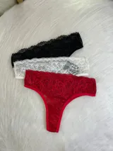 Pack de tres bombachas tipo vedetina colaless confeccionadas íntegramente en encaje con diseño floral. El set incluye una unidad en color negro, una en blanco y una en rojo.