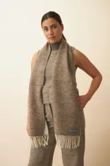 Bufanda unisex color marrón con flecos en los extremos.