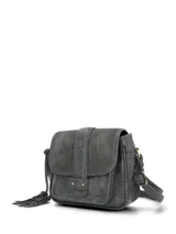 Cartera bandolera de ecocuero gris con solapa de cuero natural, compartimiento principal con broche imantado, bolsillo delantero, bolsillos internos y externos con cierre, correa ajustable y llavero con flecos colgante.