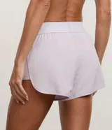 Short deportivo runner de la marca Get Over, color blanco, con cintura ancha elástica y bajo redondeado.