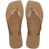 Ojotas Havaianas modelo Slim Square con puntera cuadrada, color dorado metalizado, con tiras finas y logo de la marca en relieve.