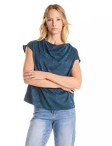 Blusa de satén labrado color verde oscuro, con cuello volcado y manga corta de hombro caído.