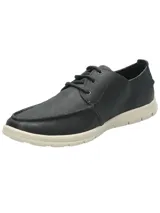 Zapato casual tipo náutico de cuero color azul marino, con cordones y suela de goma en color crema. Presenta costuras reforzadas en la puntera y logo de la marca grabado en el lateral.