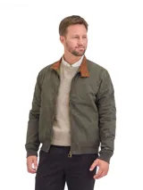 Campera de algodón encerado en color verde oliva, con cierre frontal, puños y ruedo elásticos, y cuello de pana en color marrón con detalle de broches metálicos.