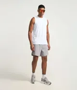 Bermuda deportiva de running color gris, con cintura elástica, ajuste interno y bolsillo trasero con cierre. Confeccionada en tejido técnico de poliéster y elastano.