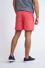 Short de baño color turquesa con cintura elástica y cordón ajustable. Presenta bolsillos laterales y un bolsillo trasero, con el logo de la marca bordado en la parte inferior de la pierna.