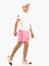 Short de baño rosado con bolsillos laterales y cintura elástica.