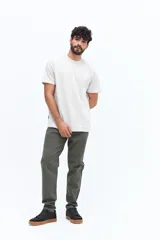 Pantalón chino clásico color beige, con textura, corte regular y pasacinto.