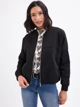 Campera tipo bomber de felpa negra, con cierre frontal metálico, cuello redondo y puños acanalados.
