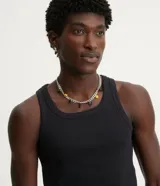 Musculosa regular masculina confeccionada en rib de algodón acanalado, de diseño básico, sin estampa, con breteles medianos y corte alargado.