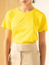 Remera amarilla de algodón con cuello redondo y mangas cortas.
