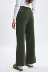 Pantalon de jean de corte ancho y tiro medio, en color verde oliva, con cierre frontal y bolsillos laterales.