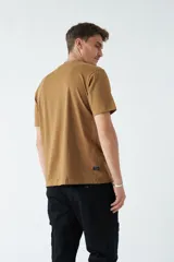 Remera de hombre color gris oscuro, manga corta y escote redondo, con un estampado rectangular frontal de motivos vegetales en tonos azules.