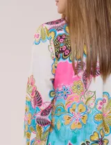 Camisa de gasa Sioni de silueta relajada, con estampado colorido tipo paisley y floral en tonos fucsia, celeste, amarillo y blanco. Presenta cuello camisero clásico, mangas largas y abotonadura frontal.
