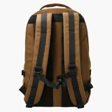 Mochila Merrell modelo Trout Basic de 25 litros, color marrón. Presenta un diseño funcional con compartimento principal con cierre, bolsillos laterales elásticos con correas de ajuste y una cinta frontal decorativa. Confeccionada en poliéster resistente con recubrimiento de PU.
