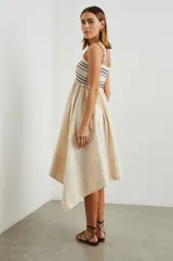 Vestido midi color crema de popelina de algodón, con breteles anchos y cuerpo superior fruncido con rayas horizontales negras.