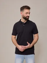 Remera polo negra de piqué de algodón con cuello clásico y tapeta de dos botones. Presenta un pequeño logo bordado en el pecho.