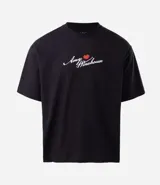 Remera boxy fit de algodón color negro, con cuello redondo y mangas cortas. Presenta un estampado de la cantante Amy Winehouse en blanco y negro con detalles en rojo, y la inscripción "Amy Winehouse Back to Black".