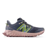 Championes de trail running New Balance modelo Fresh Foam Garoé V1, color gris oscuro con entresuela rosada y detalles en amarillo neón. Presentan tecnología de amortiguación Fresh Foam y suela AT Tread para tracción versátil.