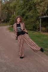 Pantalón de paño tiro alto de corte ancho y holgado, con estampado a cuadros en tonos marrones y beige.