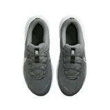 Championes Nike modelo Legend Essential 3, color negro con suela blanca y logo Swoosh en blanco. Diseño de malla transpirable con refuerzos laterales, ideal para entrenamiento.