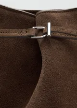 Bolso tipo shopper de cuero vacuno en color marrón oscuro, con diseño estructurado, cierre superior con solapa y hebilla metálica, y correas de hombro integradas.