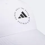 Gorro de golf Adidas color blanco, con diseño de cinco paneles y visera precurvada. Presenta un logo circular en el frente con las tres tiras características y cierre trasero ajustable a presión. Confeccionado en poliéster reciclado.