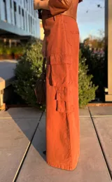 Pantalón marrón de corte palazzo, con bolsillos cargo laterales y cintura alta.