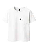 Remera blanca de algodón con cuello redondo, manga corta y bolsillo en el pecho.