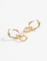 Aros colgantes de diseño irregular con dos eslabones entrelazados de acabado metálico brillante.