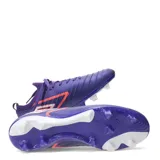 Championes de fútbol Umbro modelo Legacy Hg, color violeta con diseño geométrico y detalles en blanco y naranja. Presenta cierre con cordones y suela con tapones para césped.