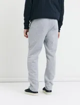 Pantalón jogging de corte recto, confeccionado en tejido circular con cintura elástica y cordón ajustable al tono. Presenta bolsillos laterales tipo parche.