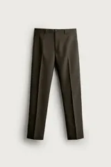 Pantalón de traje slim fit color marrón oscuro, confeccionado en tejido con viscosa, con bolsillos frontales, bolsillos traseros de doble vivo y raya marcada en las piernas.