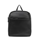 Mochila negra de cuero texturado con bolsillo frontal y asa superior.
