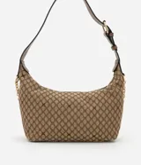 Cartera tipo baguette Satinato de tamaño pequeño, con estampado geométrico en tonos marrón y tostado. Cuenta con cierre superior, asa ajustable de cuero sintético y una cadena decorativa dorada en el frente.