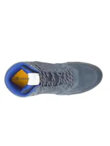Bota de caña media Caterpillar, confeccionada en gamuza encerada color azul marino. Presenta cordones jaspeados, suela de goma blanca con textura y detalles en azul eléctrico en el interior y ojal superior.