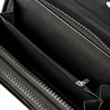 Bandolera rectangular de color negro con solapa frontal y logo metálico de la marca XL. Incluye correa ajustable y herrajes plateados.