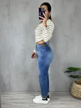 Pantalón de jean celeste de corte mom con lycra.