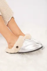 Pantuflas plateadas de cuero ovino con interior de lana natural.