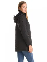 Campera capitoneada color beige, con diseño de rombos y costuras laterales diagonales. Presenta cierre frontal, capucha desmontable con interior suave y ajuste entallado en la cintura.
