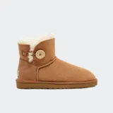 Botas cortas UGG Mini Classic Bailey color marrón claro, con interior de piel de oveja y botón de madera con el logo de la marca.