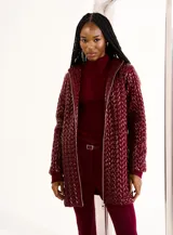 Tapado bordeaux con capucha y cierre frontal con cremallera. Diseño acolchado con patrón geométrico.