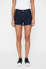 Short de denim azul oscuro, tiro alto, con bolsillos clásicos y terminación desmechada en las piernas.
