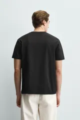 Camiseta de corte regular, cuello redondo y manga corta, confeccionada en tejido de peso medio.