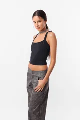 Pantalón gris de cuerina con estampado abstracto, corte recto y tiro medio.