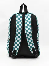 Mochila con diseño a cuadros damero en color verde y blanco, con compartimento principal y bolsillo delantero con cierre.