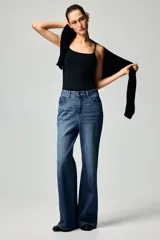 Top negro entallado de microfibra suave, con breteles finos y escote redondo.